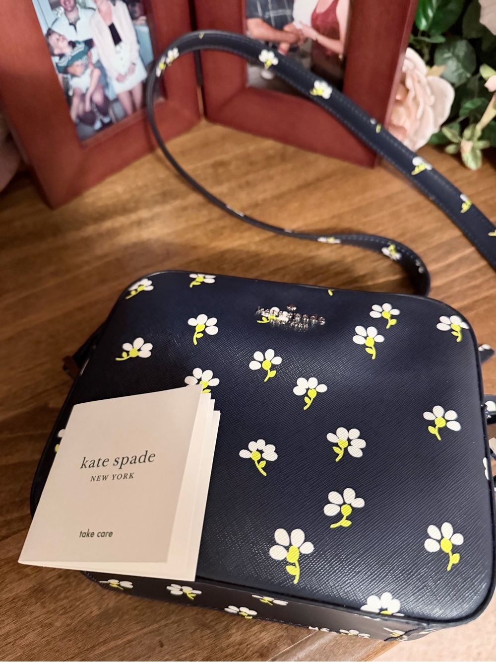 kate spade Newbury Lane Daisy crossbody with white and yellow blooms - Picture 3 of 16